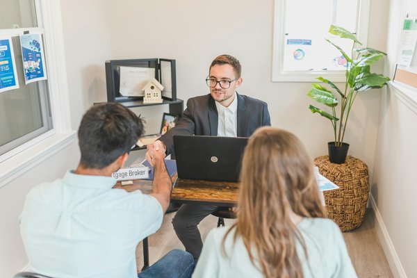 Comment la sophrologie peut aider à gérer le stress au travail ?
